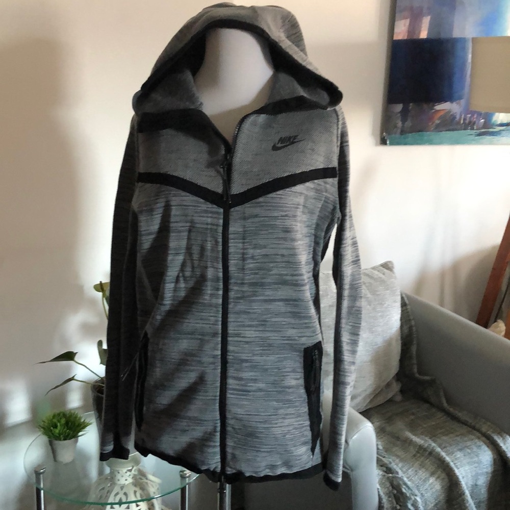 LAST DAY DEC. 10.  
. MOVING. CLOSE OUT. NIKE JACKET WINDRUNNER HOODED $329